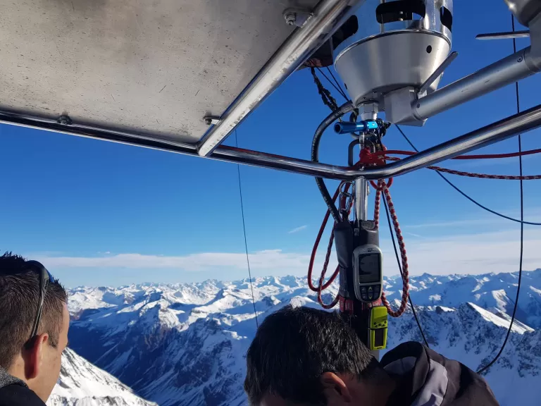 Blick aus dem Heissluft-Ballon in die Bündner-Alpen