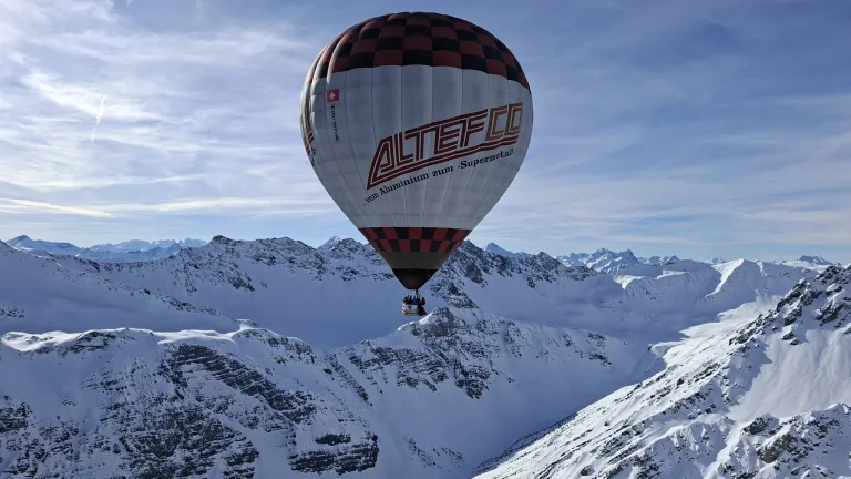 zweiter Ballon über den frisch verschneiten Alpen