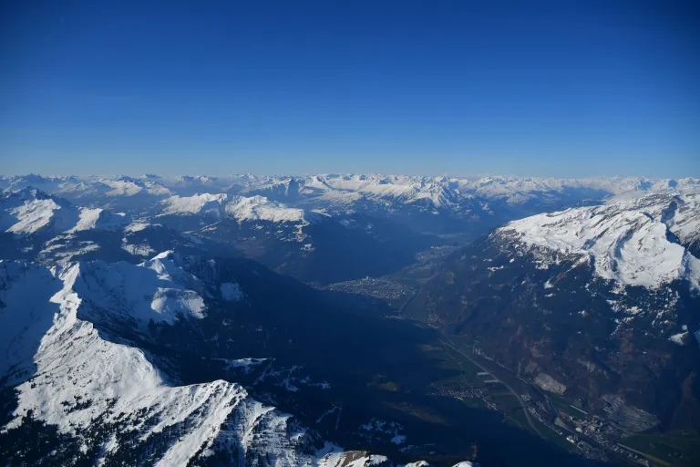Blick über Schweizer Alpen und Rheintal mit Chur