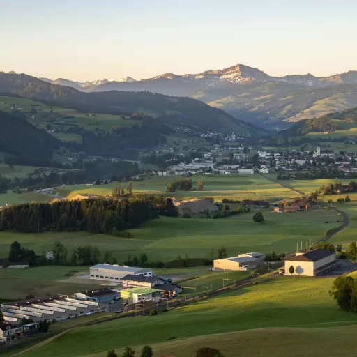 Landschaft mit Dorf