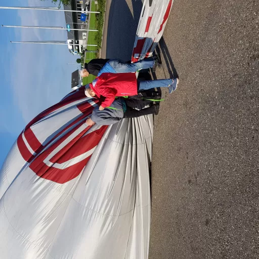 Zusammenpacken der Ballonhülle nach Landung