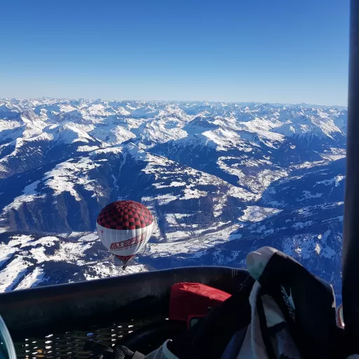 Sicht von einem anderen Ballon in die Alpen