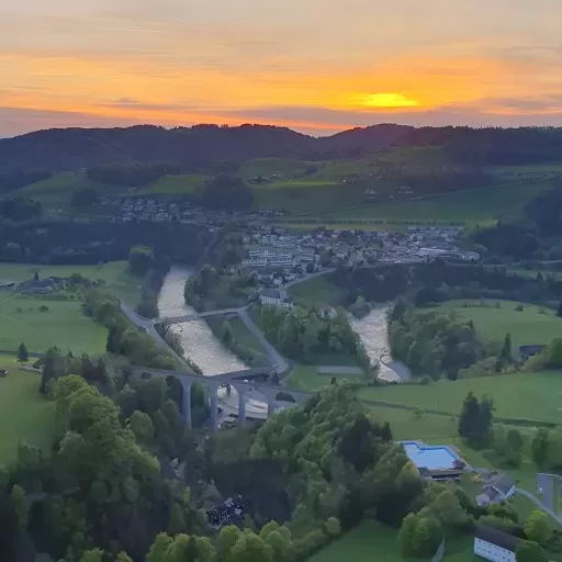 Landschaftsbild mit Sonnenaufgang.