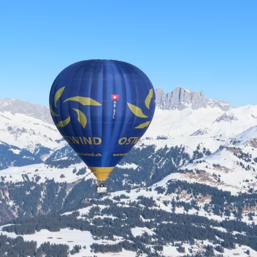 Ostwind Ballon über den Bergen