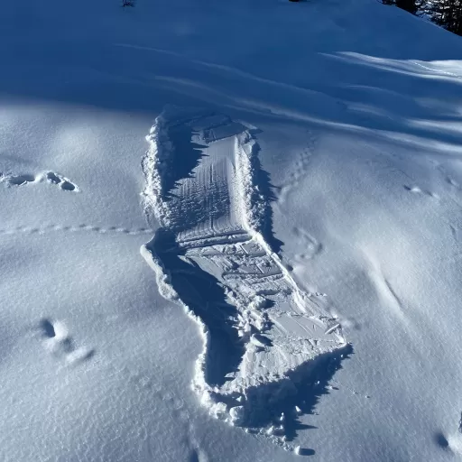 Yeti Spuren im Schnee