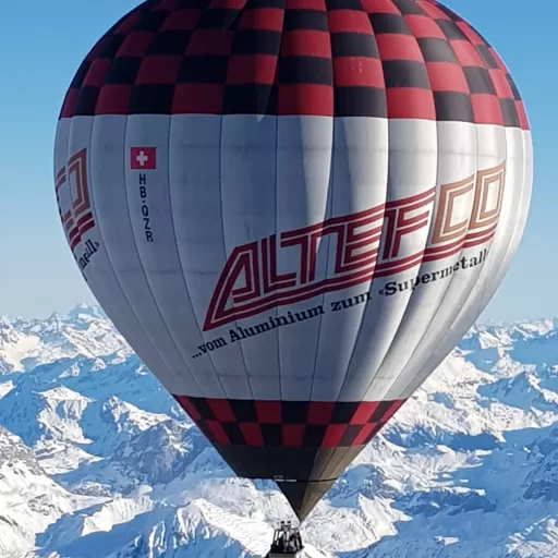 Heissluftballon über den Alpen