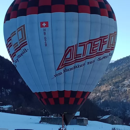 kurz vor der Abfahrt, Heissluftballon im Schnee