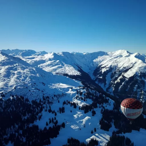 Wieder etwas tiefer, verschneite Berge