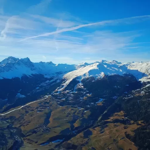 Blick auf die verschneiten Alpen