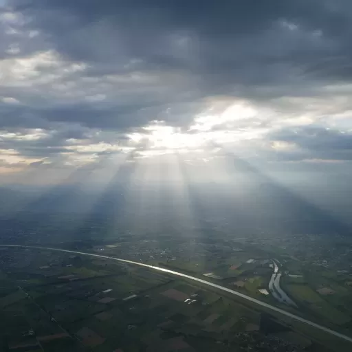 Und ein ganz herzliches Dankeschön auch an unsere lieben grosszügigen Mit-Abenteurer, Euer mitgebrachter, luxuriöser Mini-Zmorge wurde sehr geschätzt, wer kann schon von sich behaupten, morgens um 6.00 Uhr auf über 4'000 Meter über Meer, bei 77 km/h und Minustemperaturen Selbstgebackenes mit Wein genossen zu haben, tausend Dank für dieses exklusive Supplement!!!